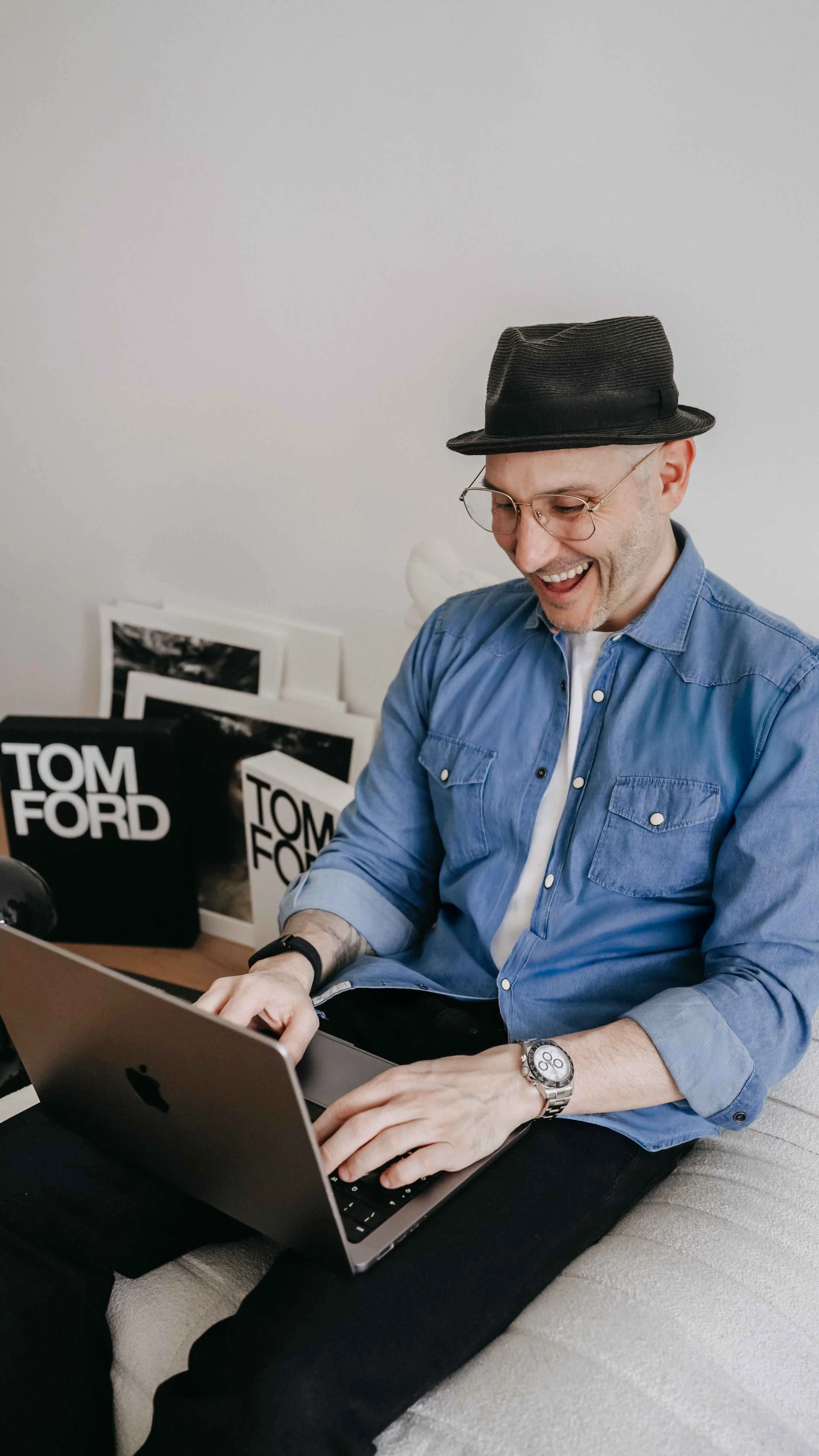 Persona che studia il percorso sul proprio laptop, sorridente